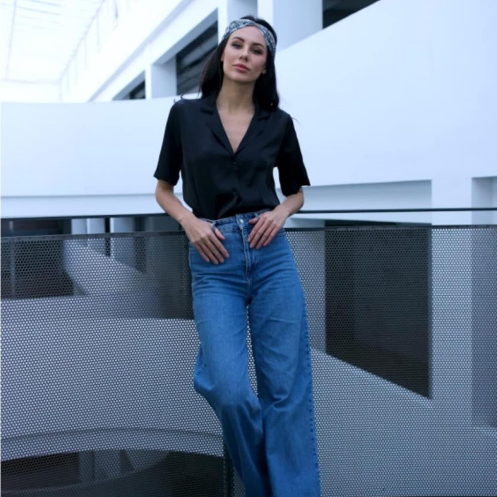 Satin Short-Sleeve Button-Down Shirt - Black - Picture 2 of 4